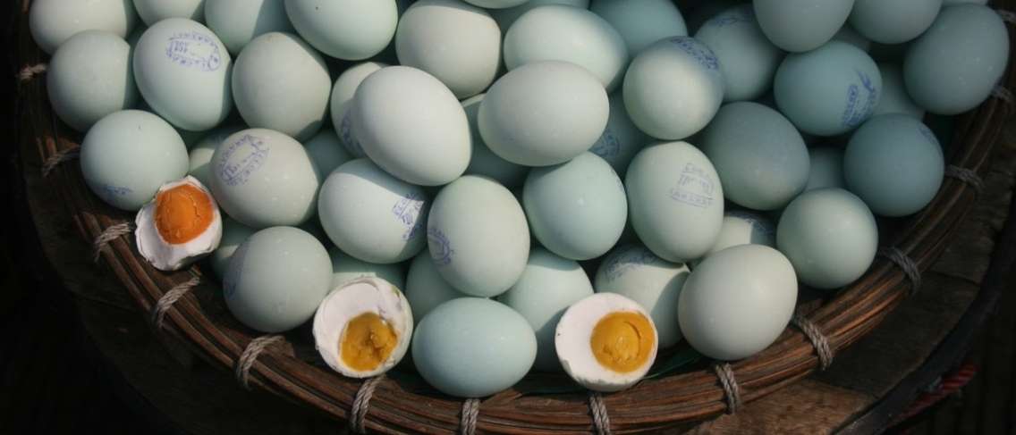 ¿Existen beneficios de los huevos salados para la salud?