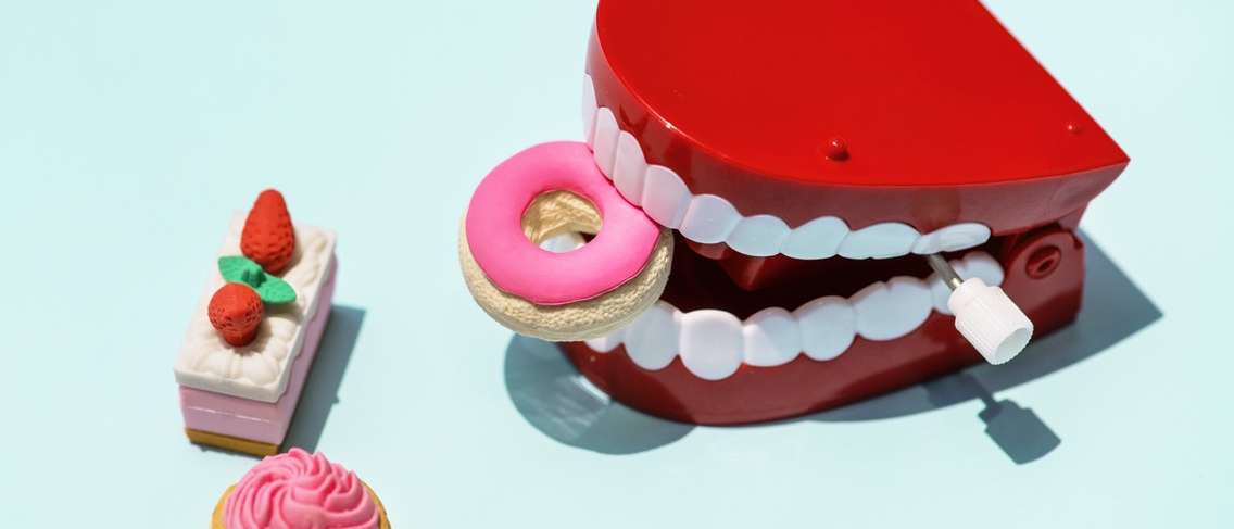 הימנע מ-8 סוגי המזון הללו מכיוון שהם עלולים להזיק לשיניים!