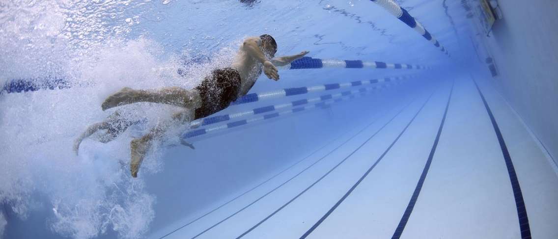 Zwemmers moeten de functies en gevaren van chloor in het zwembad kennen!