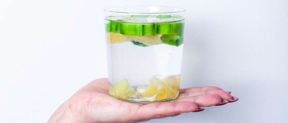 Beneficios del agua infundida de frutas y verduras