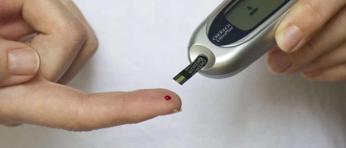 Jak codziennie monitorować i sprawdzać poziom cukru we krwi?