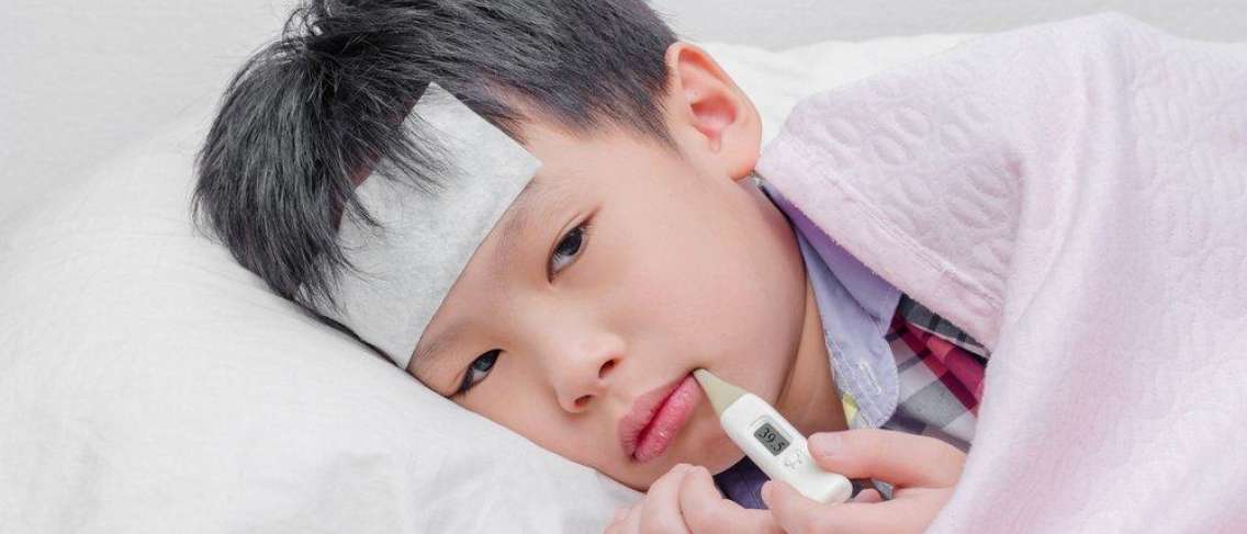 Koorts kan een symptoom zijn van keelpijn bij kinderen