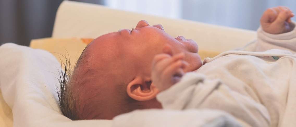 Det här är 7 anledningar till varför bebisar gråter på natten
