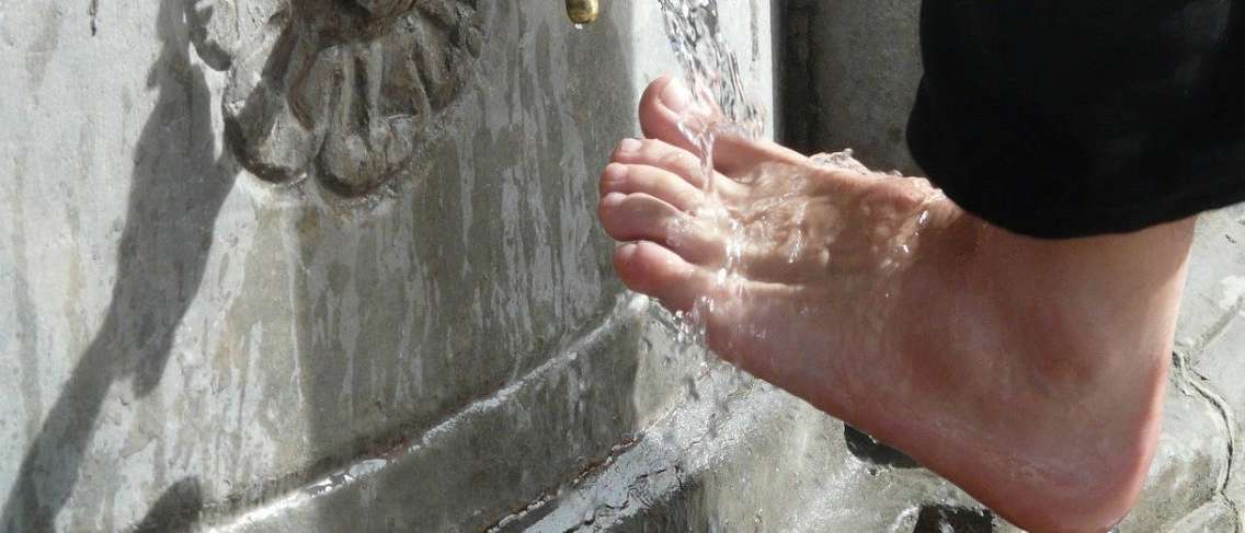 당뇨병 환자가 따뜻한 물에 발을 담글 수 있습니까?