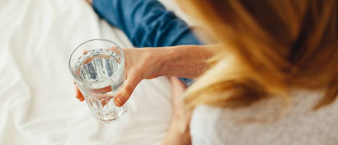 ¿Beber agua tibia realmente cura el Anyang-anyangan?