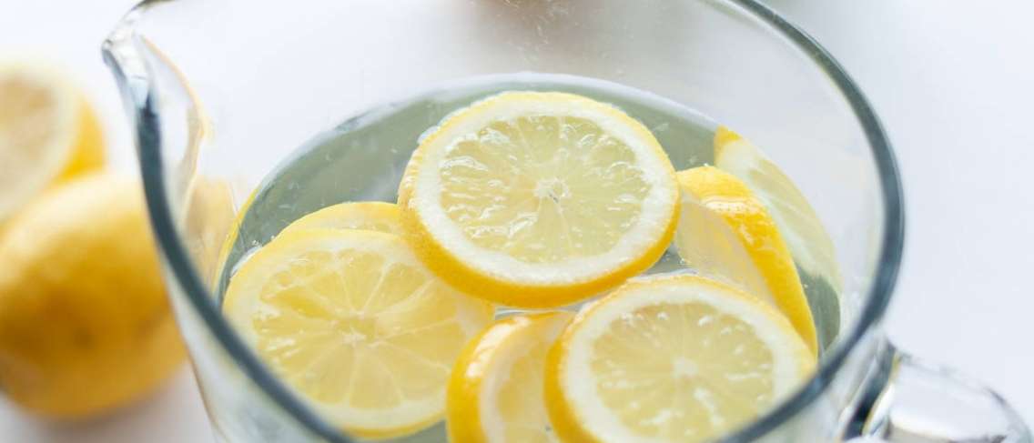 Польза лимона для лица: удаление прыщей и отбеливание лица