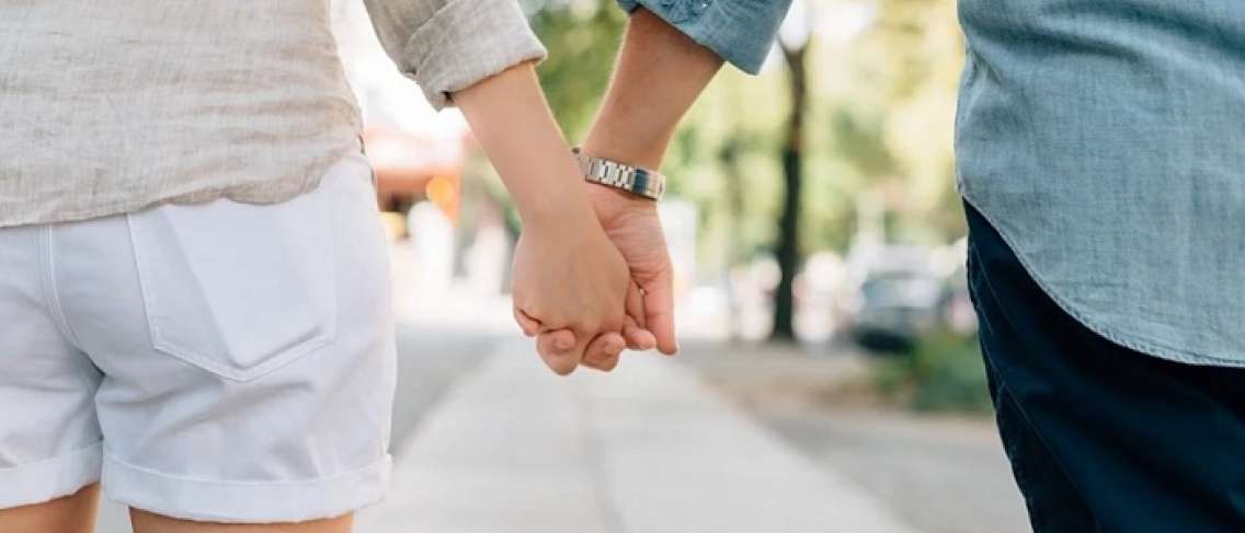 De kwaliteit van relaties is te zien aan de manier waarop je elkaars hand vasthoudt