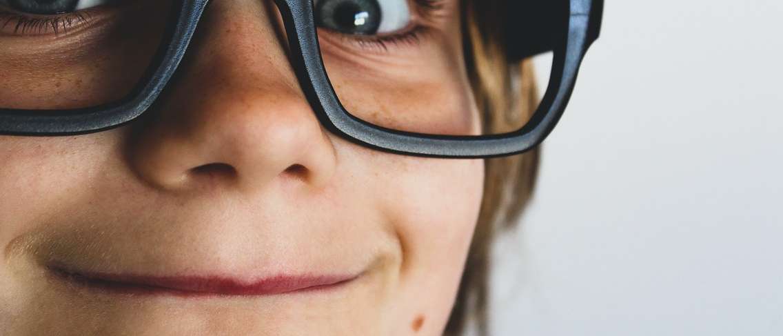 Upptäck tecknen på korsade ögon hos barn och hur man kan övervinna det