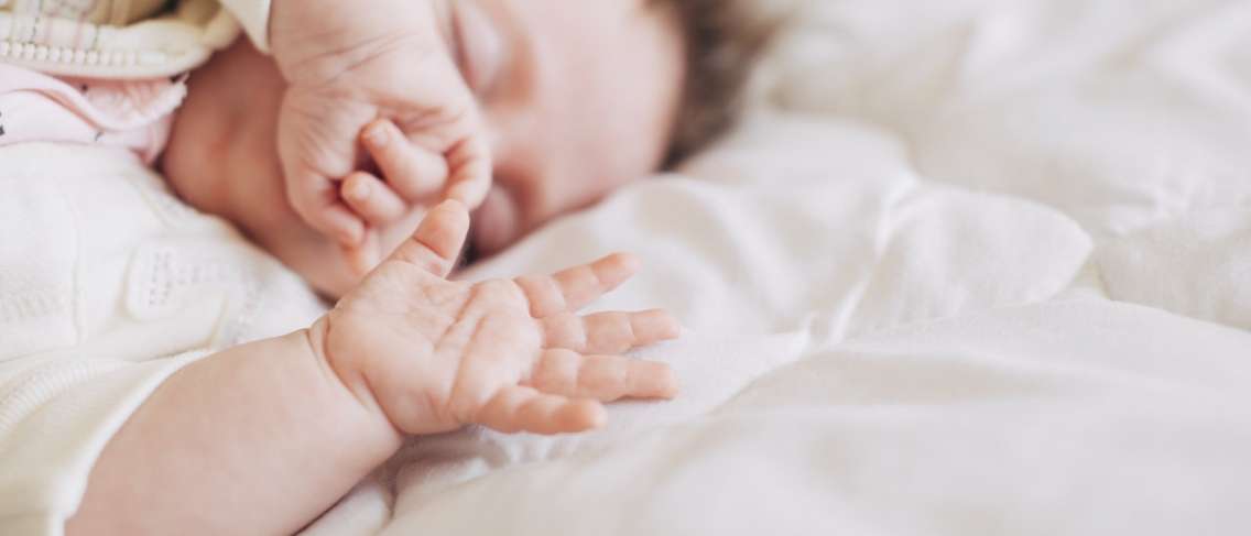 תינוק מזיע בזמן שינה, האם זה נורמלי?