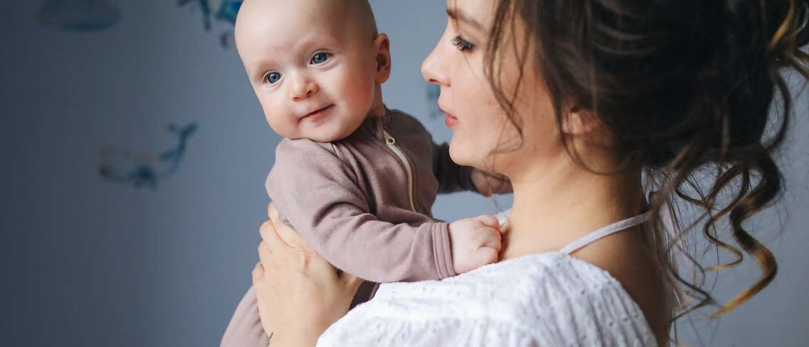7 cauze ale transpirației bebelușilor
