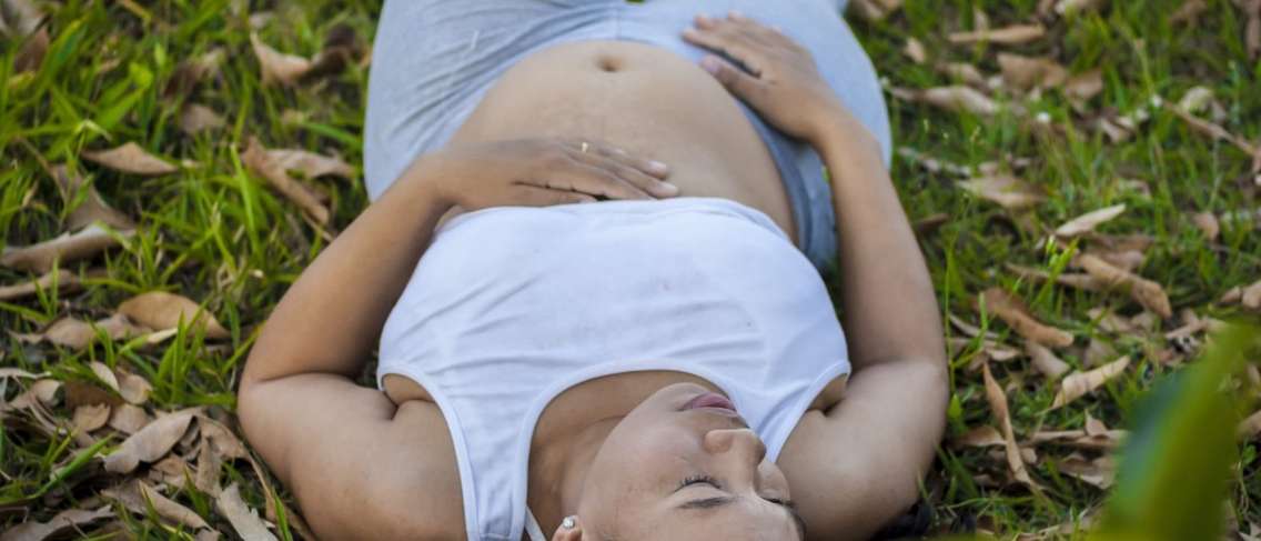 Mamy, podczas ciąży na brzuchu pojawiają się czarne zmarszczki? To jest przyczyna!