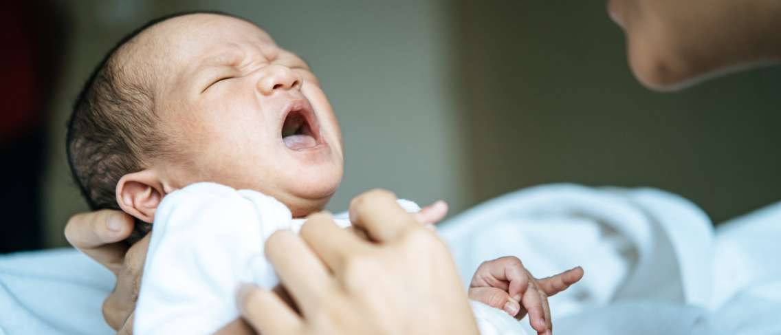 Is het normaal dat baby's huilen in hun slaap?