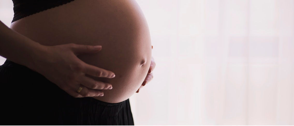 Cunoașterea Linea Nigra, linia neagră care apare pe stomac în timpul sarcinii