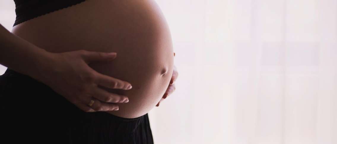 ¿Es normal orinar con frecuencia durante el embarazo?