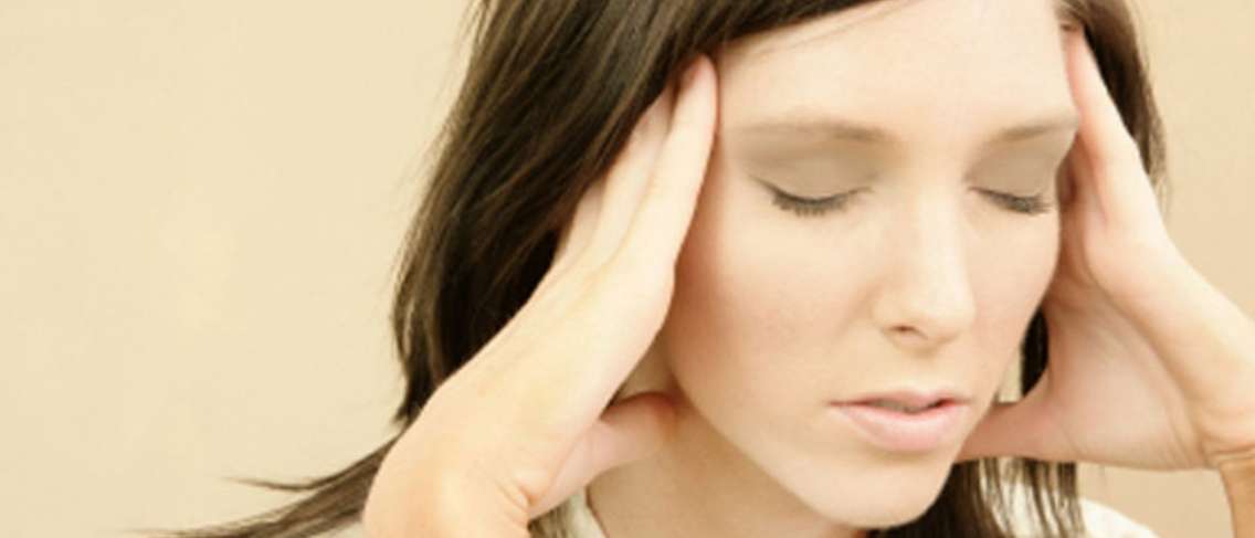5 causes de maux de tête pendant la menstruation