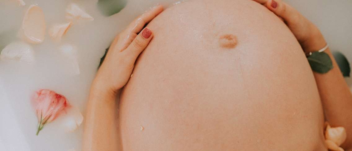 A terhes nők fürödhetnek éjszaka?