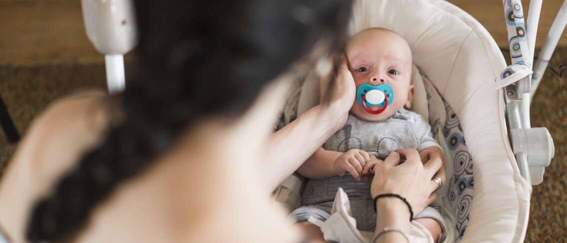 Визнайте переваги та наслідки використання пустушки для немовлят
